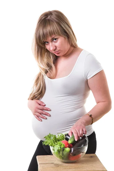 Mujer embarazada comiendo verduras — Foto de Stock