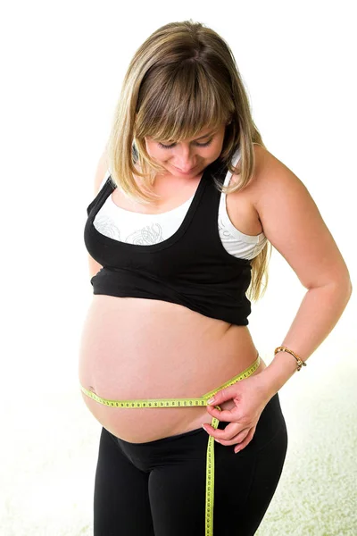 Gravid kvinna som mäter magen — Stockfoto