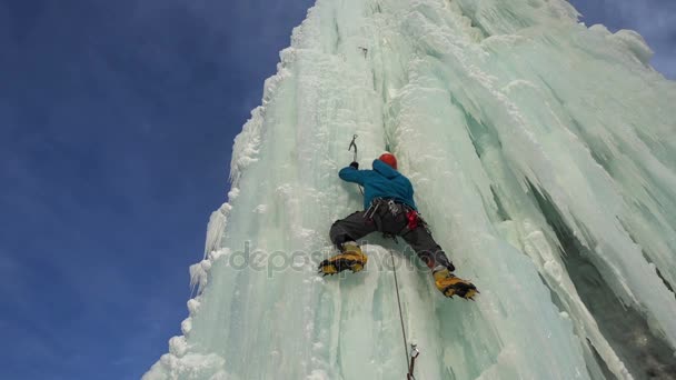 Alpinista de escalada de gelo — Vídeo de Stock