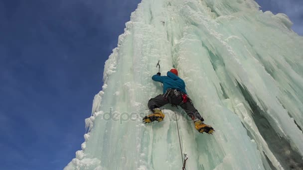 Escalada de hielo montañista — Vídeos de Stock