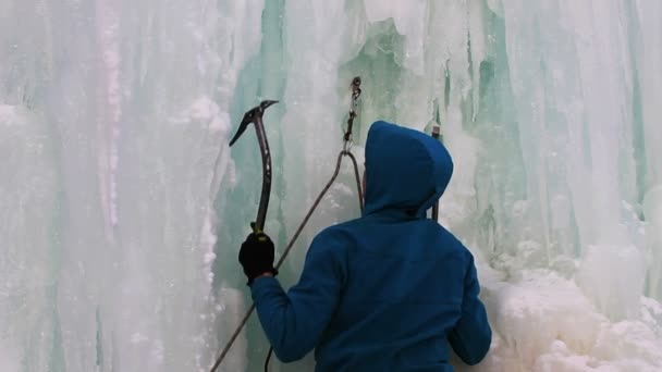 Escalada de hielo montañista — Vídeo de stock