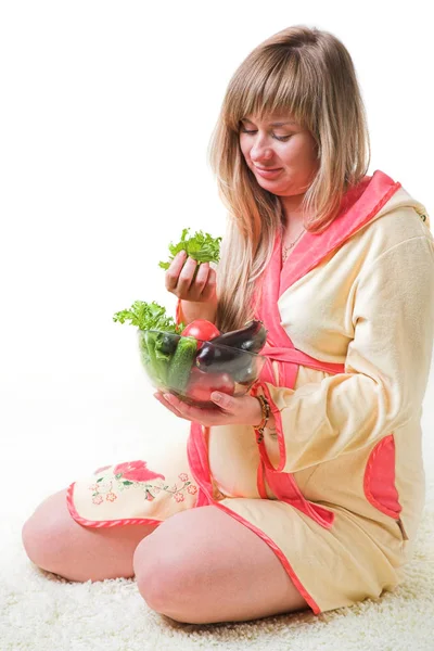 Hamile kadın sebze yemek — Stok fotoğraf