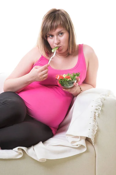 Schwangere isst Salat — Stockfoto
