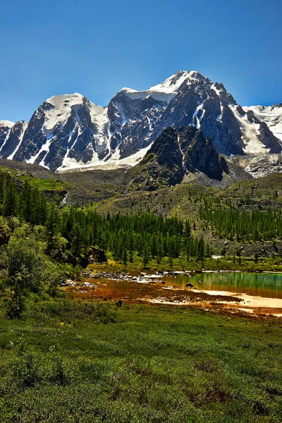 Живописный альпийский пейзаж — стоковое фото