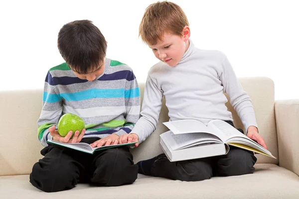 Két kisfiú, olvasás Stock Fotó