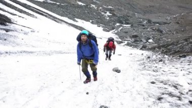 alpinists karlı dağlarda