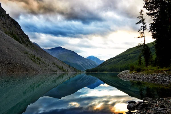 Pintoresco paisaje alpino de las montañas de Altai — Foto de Stock