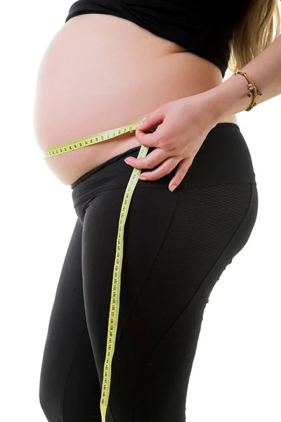 测量腹部的孕妇 免版税图库图片