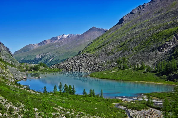 Jezero obklopené horami Royalty Free Stock Obrázky