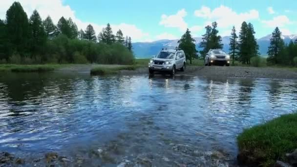 Voiture hors route traversant le lac — Video