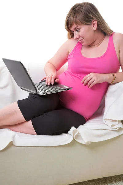 Schwangere mit Laptop — Stockfoto