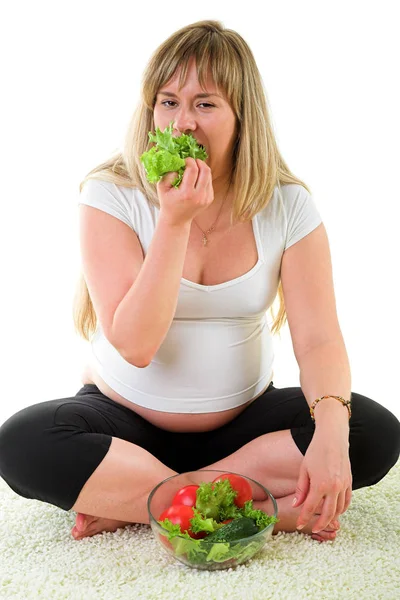 Mujer embarazada comiendo verduras —  Fotos de Stock