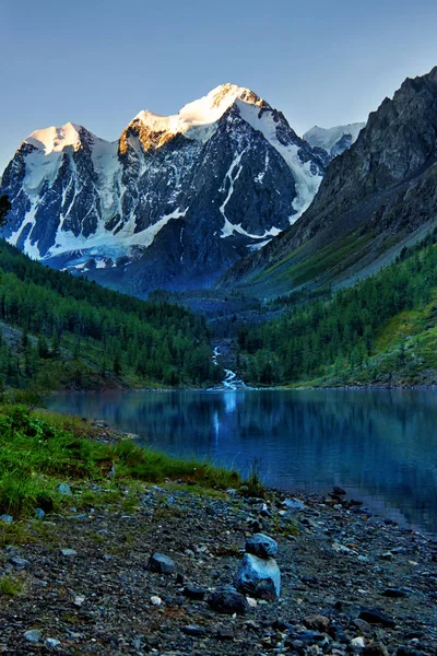 Lac entouré de montagnes — Photo