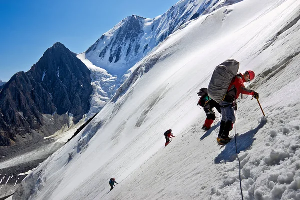 Turistika v zasněžených horách horolezci Royalty Free Stock Obrázky