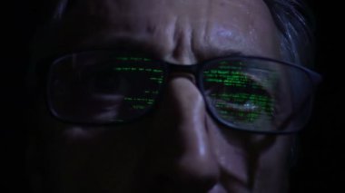 gözlük içinde yansıtan bilgisayar kodu