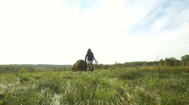 genç kadın için Haystack çalışan 