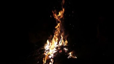 Şenlik ateşi Geceleyin yanıyor