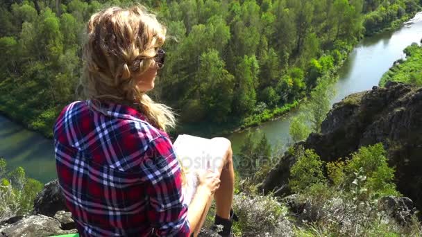 Mujer joven en el bosque de verano — Vídeos de Stock