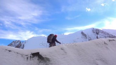 alpinist karlı dağlarda hiking