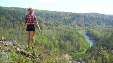 Yaz ormandaki genç kadın 