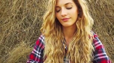 genç kadın Haystack üzerinde dinlenme 