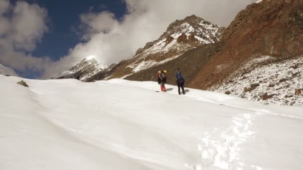 Alpinistas en montañas nevadas — Vídeos de Stock