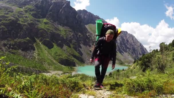 Altay dağlarında hiking adam — Stok video