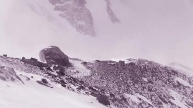 Görkemli dağlar karla kaplı