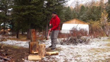Keresteci kesme ahşap balta ile