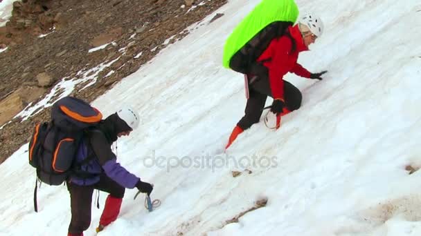 Touristes grimpant sur la montagne enneigée — Video