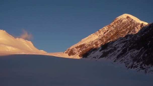 Горный массив, покрытый снегом — стоковое видео