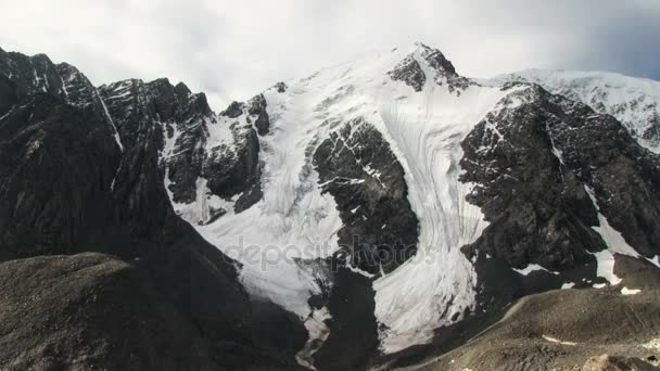 Majestosas montanhas cobertas de neve — Vídeo de Stock