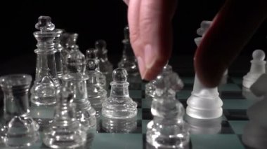 Erkek el hareketli satranç taşını