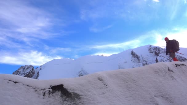 Turistas senderismo en las montañas de Altai — Vídeo de stock