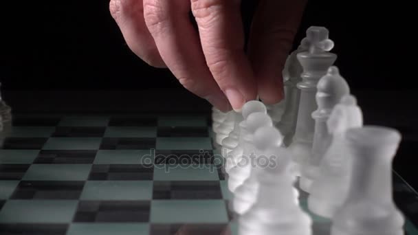 Male hand moving chess piece — Stock Video