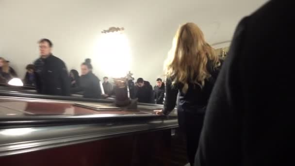 Ludzie na schody ruchome w Moskwie pod ziemią — Wideo stockowe