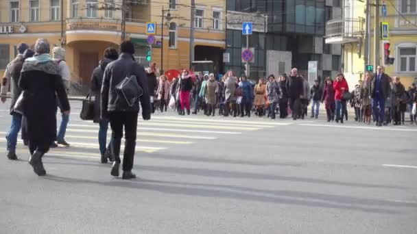 Pessoas caminhando através da travessia de pedestres — Vídeo de Stock