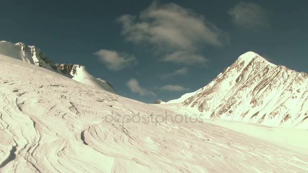 Majestuosa montaña cubierta de nieve — Vídeos de Stock