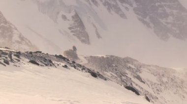 Dağlar arasında yürüyen turist