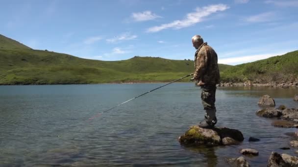 Homme avec canne à pêche — Video