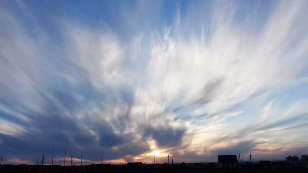 Puesta de sol de verano y cielo nublado — Vídeos de Stock