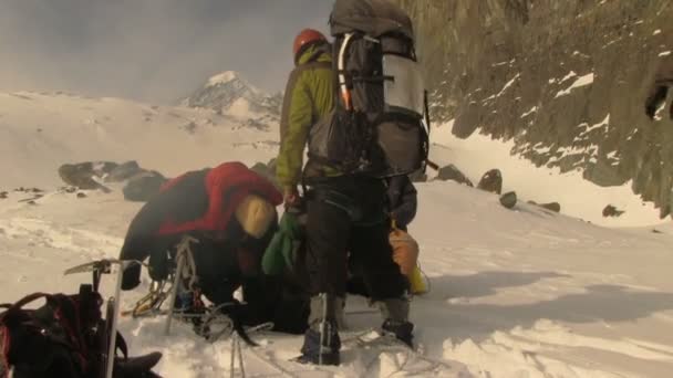 Высотный лагерь во время снежной метели — стоковое видео
