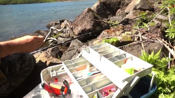 Hombre con un spinning capturas de pescado — Vídeos de Stock