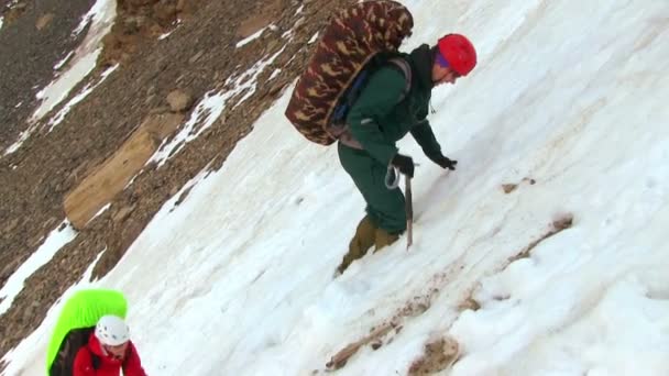 Alpinisten in besneeuwde bergen — Stockvideo