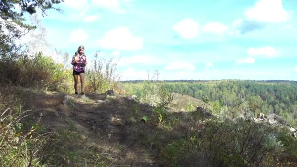 Female hiker on mountain trail — Stock Video