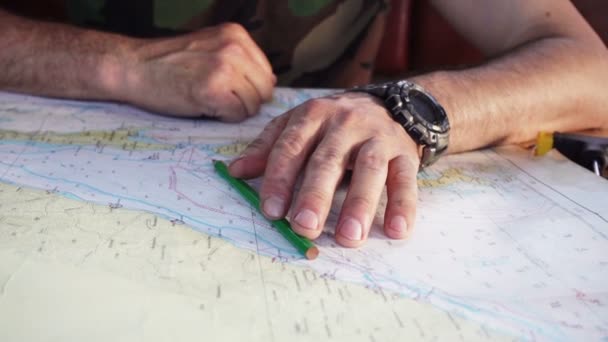 Adam deniz harita üzerinde bir yol seçer — Stok video