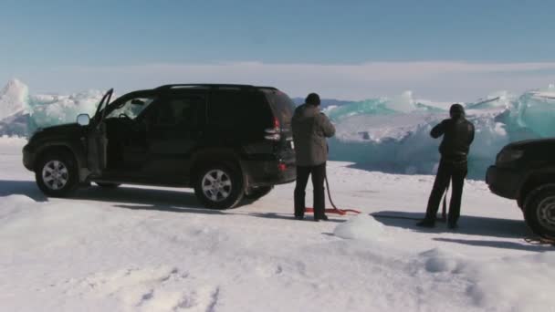 Mensen met de auto vast in de sneeuw — Stockvideo