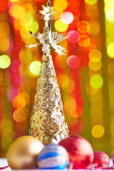 Kerstboom en kerstballen — Stockfoto