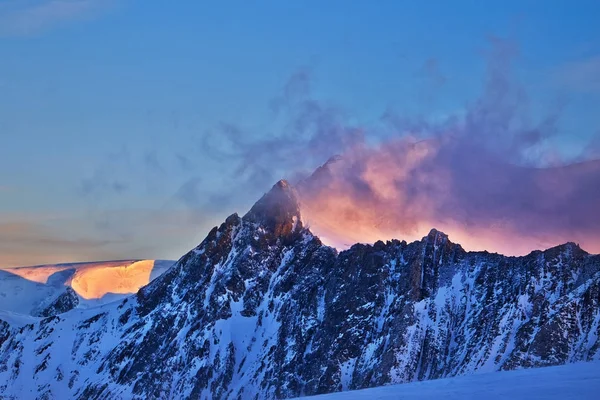 Salida del sol en la montaña de invierno — Foto de Stock