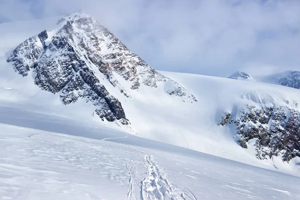 Paesaggio montano invernale Foto Stock